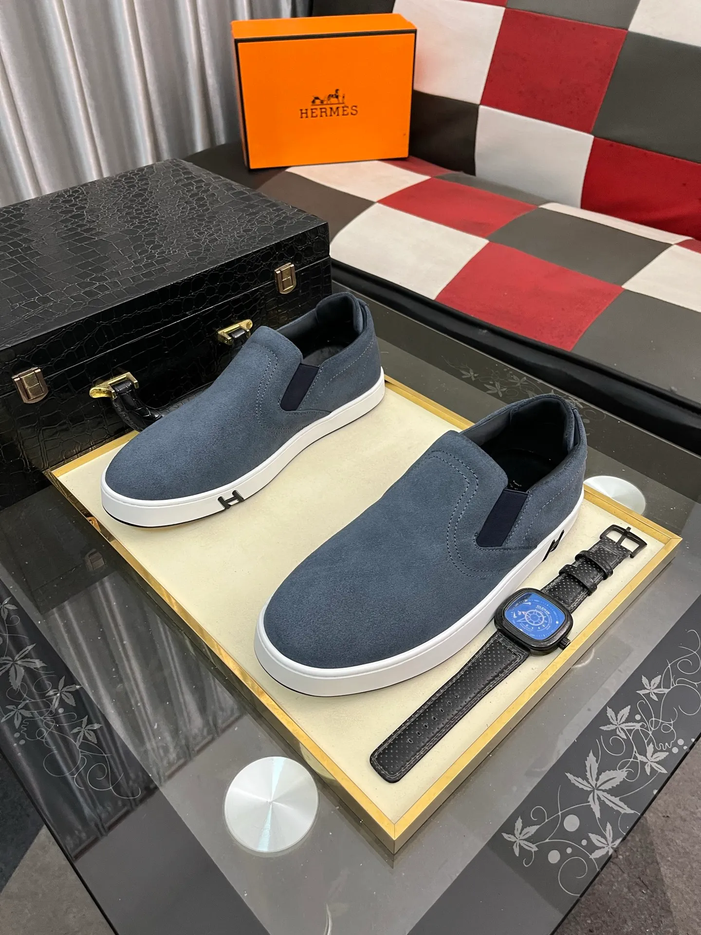 Men's Men's Shoes💰458⌚️⌚️HERMES/Hermès Hugo sneakers are casual men's shoes. These sneakers are made of imported first-layer cowhide leather and breathable mesh design. The contrasting color design creates a dynamic and modern shape. The front end of the toe is decorated with natural-color rubber inlays, making it novel and fashionable. The texture is incomparable, with cowhide lining and cowhide foot pads, the upper foot is comfortable and breathable, and the rubber sole is decorated with geometric patterns and iconic "H" details. A very personal one! Size: 38-44